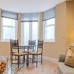 Stylish Studio With Patio In Clapham, 14 Min Tube