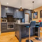 Stylish Studio With Patio In Clapham, 14 Min Tube