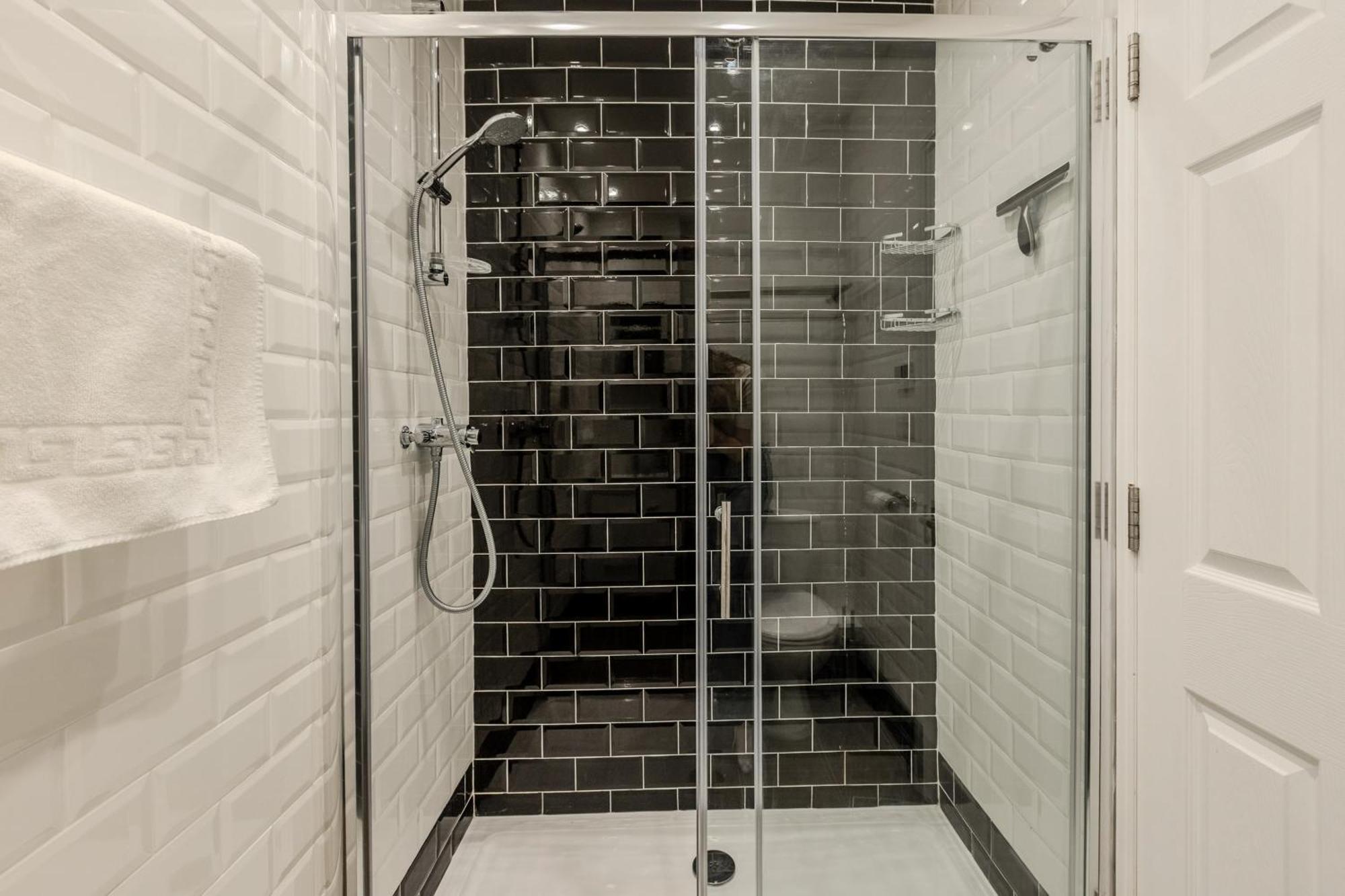 Stylish With Patio In Clapham, 14 Min Tube * Londra